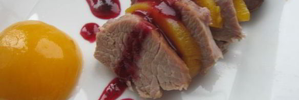 индейка, глазированная медом с клюквенным соусом и персиком в легком сиропе