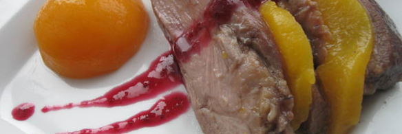 индейка, глазированная медом с клюквенным соусом и персиком в легком сиропе