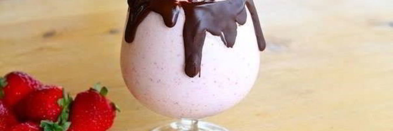 Клубничный коктейль в шоколадной глазури