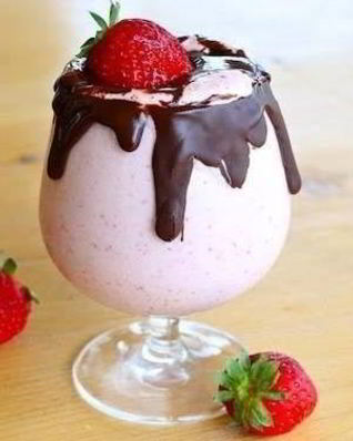 Клубничный коктейль в шоколадной глазури