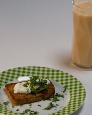 Крисп-сэндвич с яйцом и напиток из зеленого чая