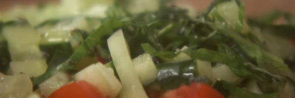 крисп-сэндвич с яйцом и напиток из зеленого чая