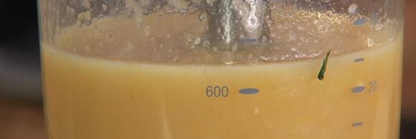 крисп-сэндвич с яйцом и напиток из зеленого чая