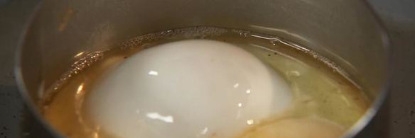 крисп-сэндвич с яйцом и напиток из зеленого чая