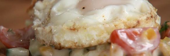 крисп-сэндвич с яйцом и напиток из зеленого чая