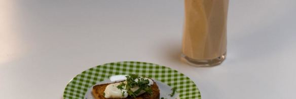 крисп-сэндвич с яйцом и напиток из зеленого чая