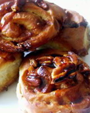 Ночные булочки с карамельным сиропом и орехами