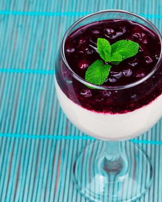 Панна котта с ягодным сиропом