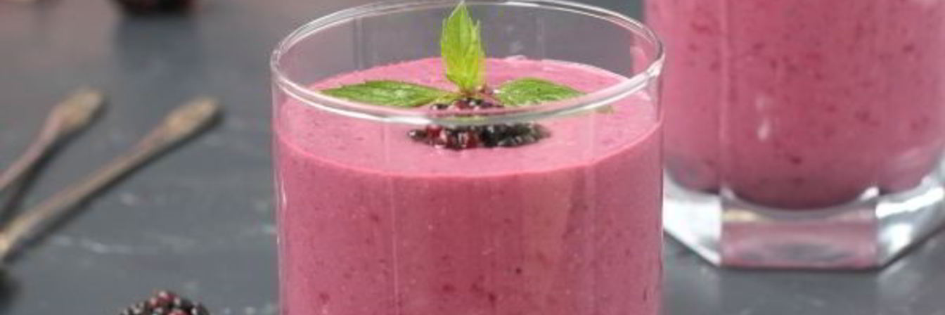 Протеиновый коктейль с творогом и ежевикой