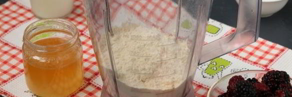 протеиновый коктейль с творогом и ежевикой