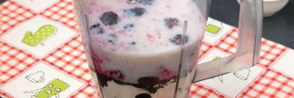 протеиновый коктейль с творогом и ежевикой