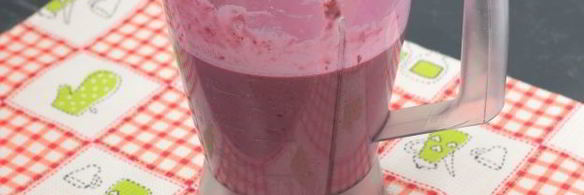 протеиновый коктейль с творогом и ежевикой