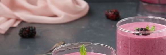 протеиновый коктейль с творогом и ежевикой