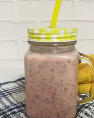 Бананово-клубничный смузи с семенами чиа