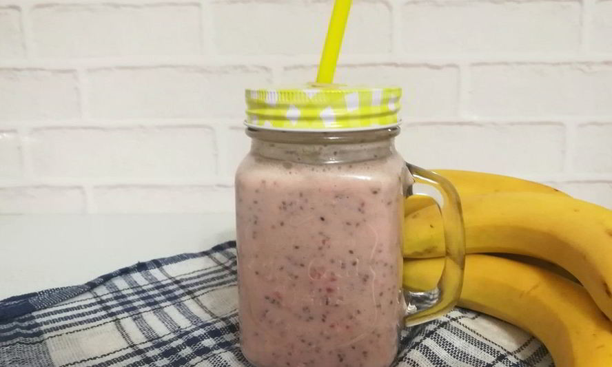 Рецепт бананова-клубничного смузи с семенами чиа