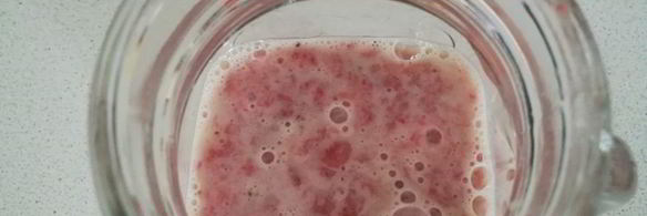 бананово-клубничный смузи с семенами чиа