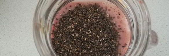 бананово-клубничный смузи с семенами чиа