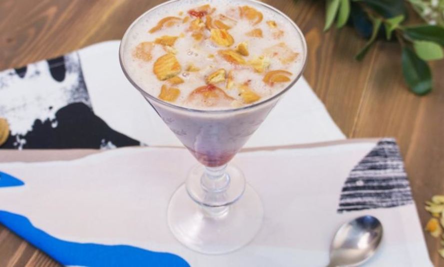 Рецепт бананового смузи с клубничным вареньем и печеньем