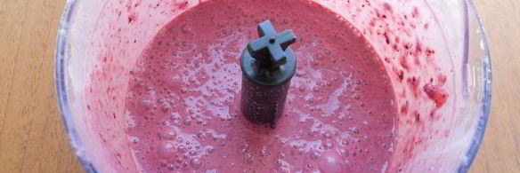 чернично-клубничный смузи с овсянкой и мороженым