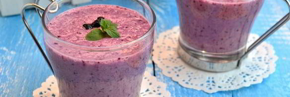 чернично-клубничный смузи с овсянкой и мороженым