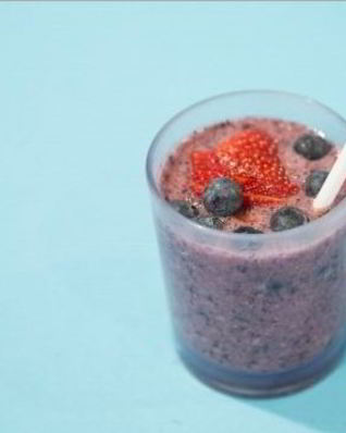 Черничный смузи с бананом и кокосовым молоком