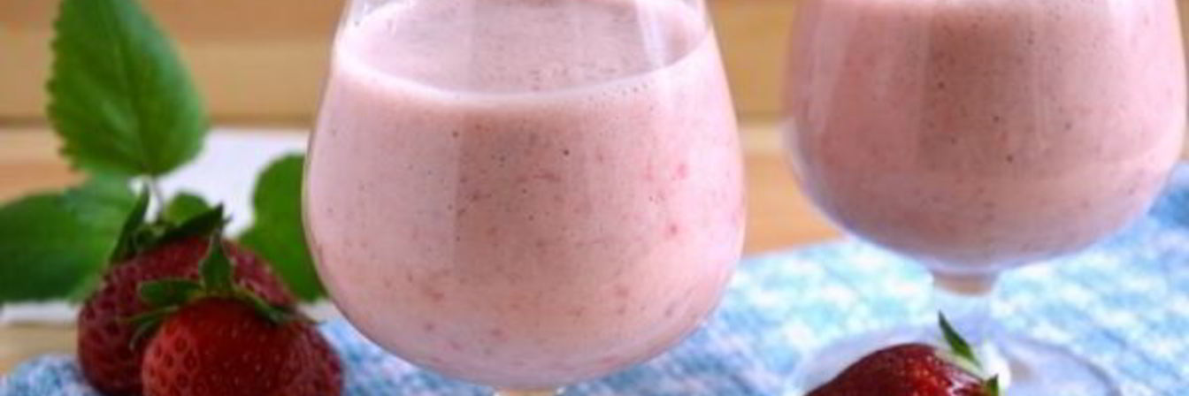 Клубнично-банановый смузи с ряженкой