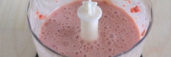 клубнично-банановый смузи с ряженкой