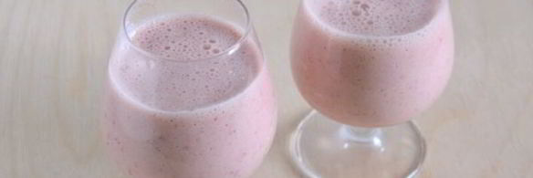 клубнично-банановый смузи с ряженкой