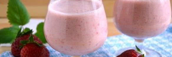 клубнично-банановый смузи с ряженкой