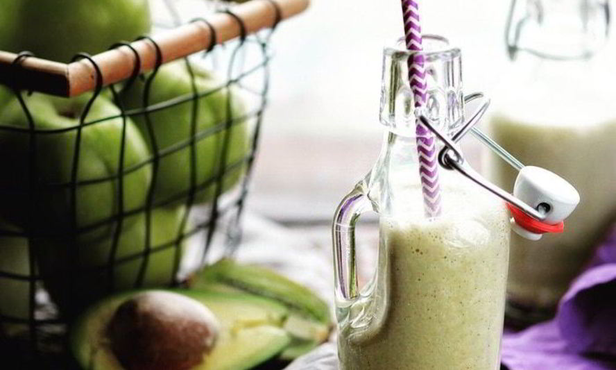 Рецепт питательного смузи из яблок, банана, авокадо и орехового молока