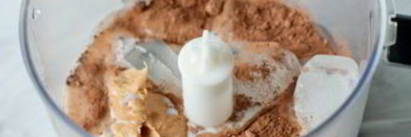 шоколадно-банановый смузи с арахисовой пастой