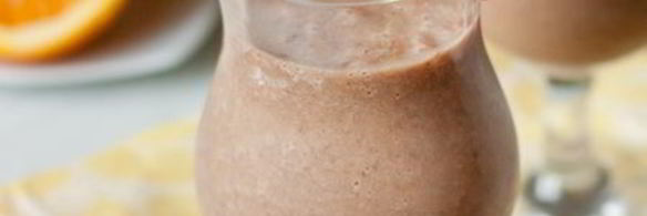 шоколадно-банановый смузи с арахисовой пастой