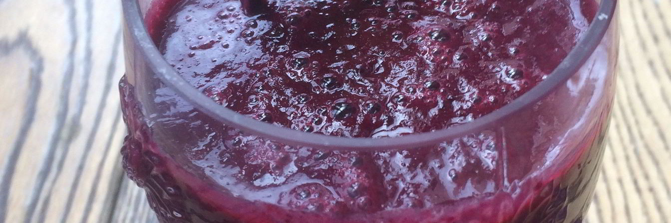 Смузи из ананаса и черной смородины