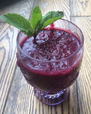 Смузи из ананаса и черной смородины