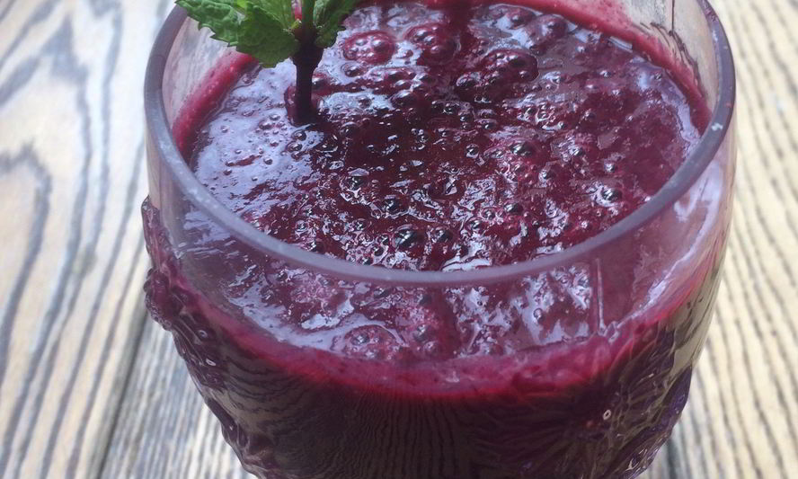 Рецепт смузей из ананаса и черной смородины