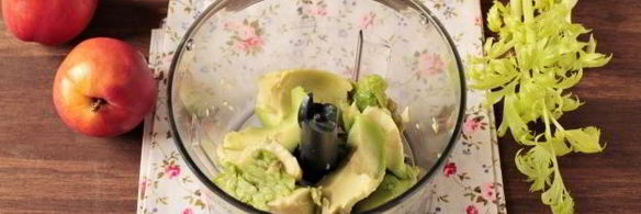 смузи с авокадо и сельдереем