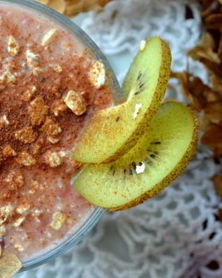 Смузи с киви, бананом и брусникой