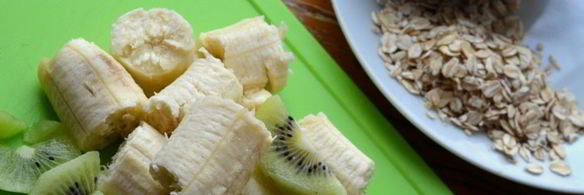 смузи с киви, бананом и брусникой