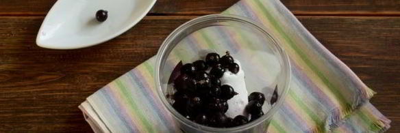 смузи с кокосовым молоком и черной смородиной