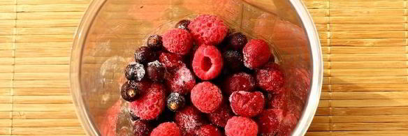 смузи с ягодами, имбирем и овсянкой