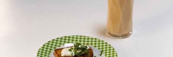 цитрусовый смузи и тост с яйцом пашот