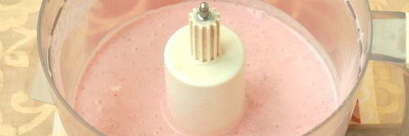 творожный смузи с клубникой и бананом