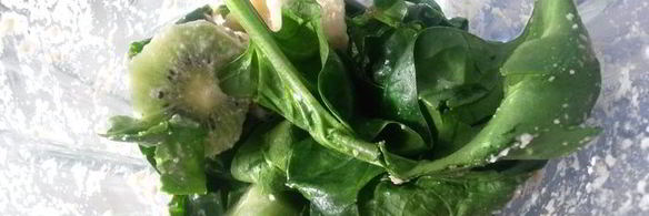 зеленый смузи на фундучном молоке