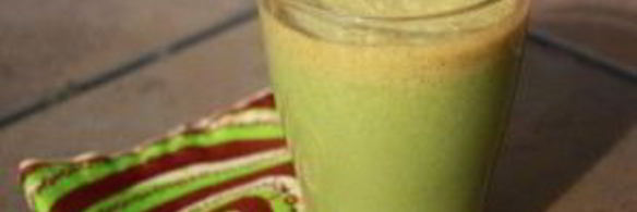 витаминный напиток из сладкого перца, кинзы и яблока