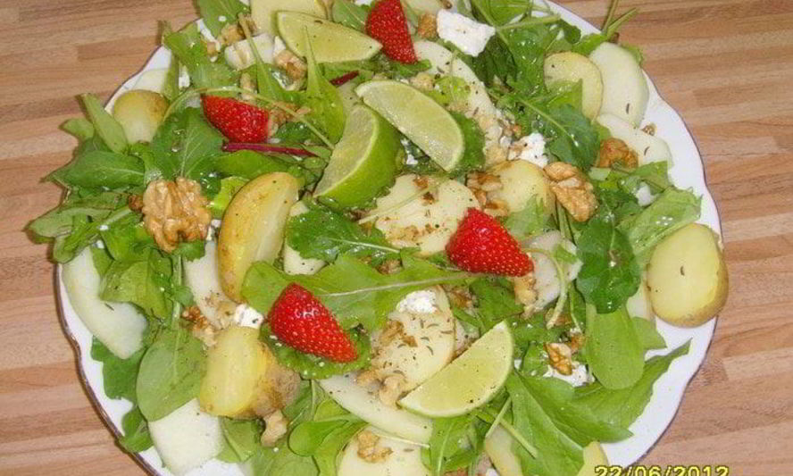 Рецепт картофельно-яблочного салат с козьим сыром и грецким орехом