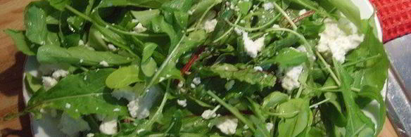 картофельно-яблочный салат с козьим сыром и грецким орехом