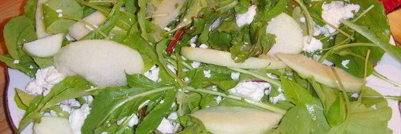 картофельно-яблочный салат с козьим сыром и грецким орехом