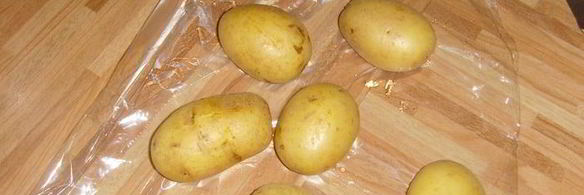 картофельно-яблочный салат с козьим сыром и грецким орехом