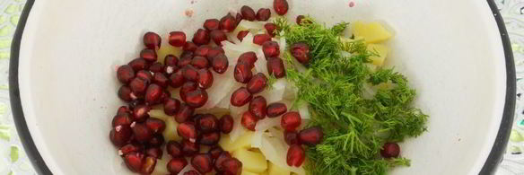 картофельный салат с гранатом и грецкими орехами