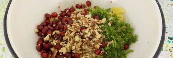 картофельный салат с гранатом и грецкими орехами